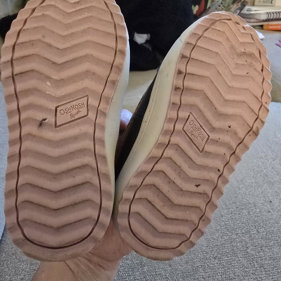 * Oshkosh B'gosh duck shoes, great condition, size 5,see picture for condition - Picture 4 of 5